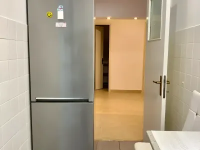 Apartament Sector 3 Bucuresti frigider in baie
